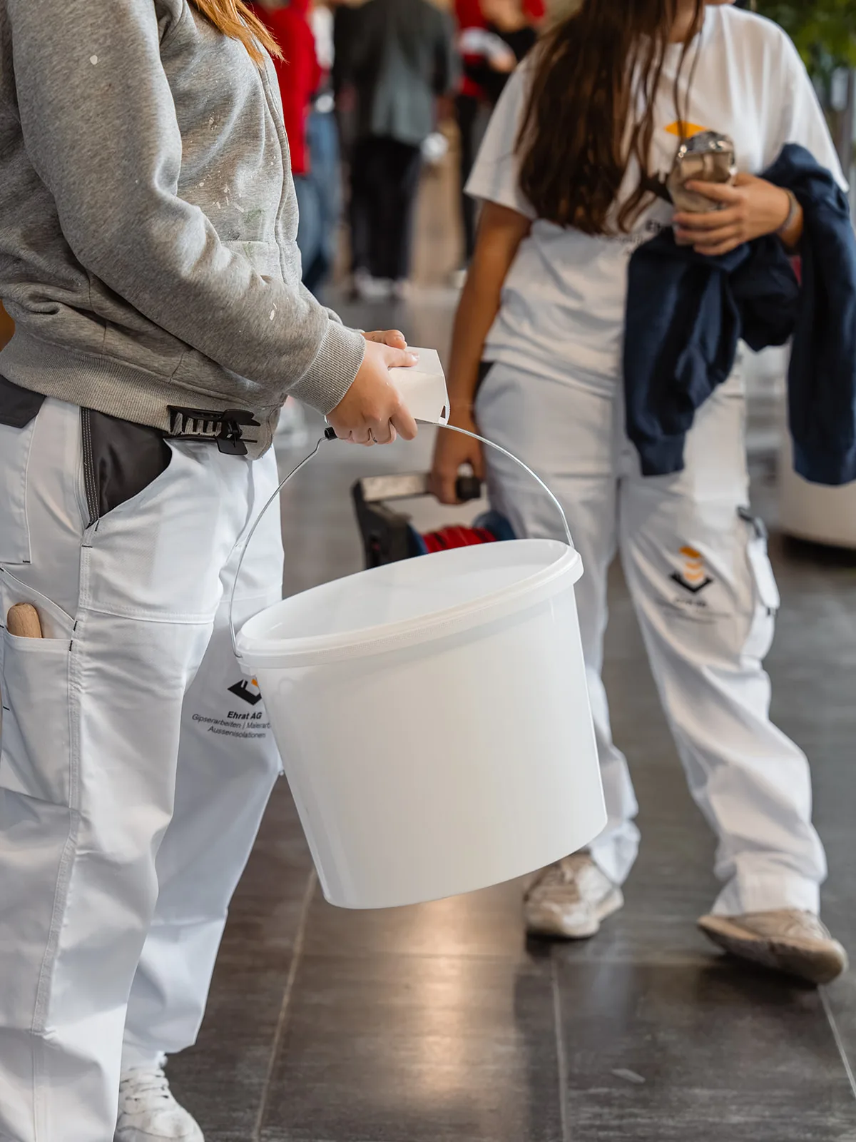 Praktische Übung mit Farbeimer und Werkzeug
