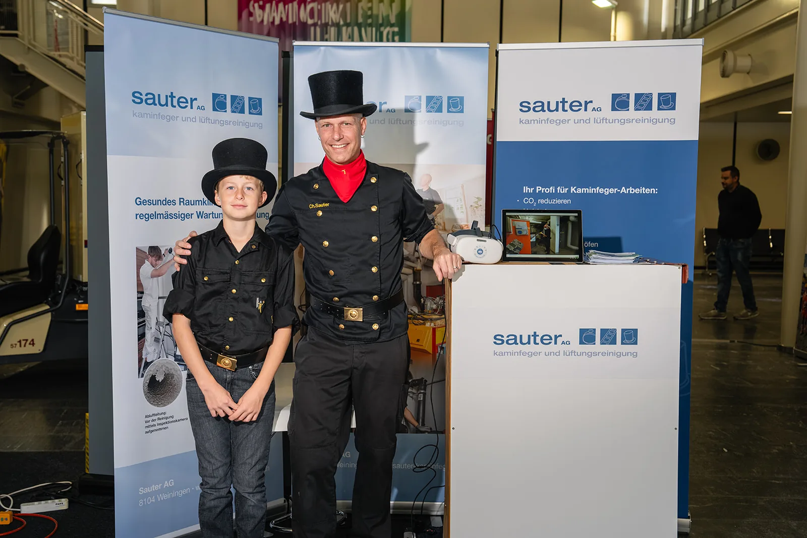 Zwei Kaminfeger am Stand von Sauter