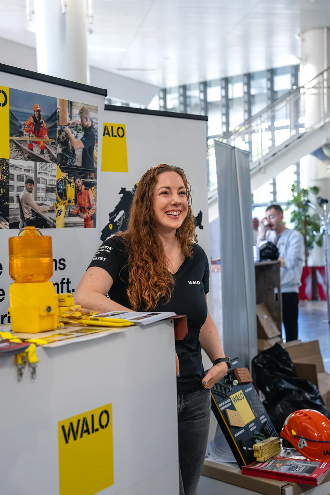 Eine Ausstellerin am Stand von WALO
